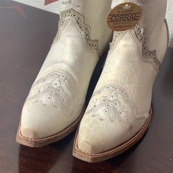 CORRAL NEW - Sz 8.5 - Swarovski sparkle dots - gold shimmer - floral pattern - Picture 4 of 15